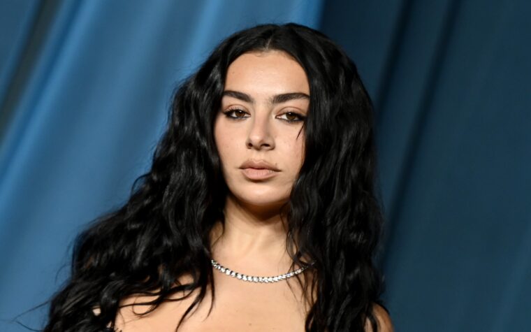 Charli XCX "se sent actuellement plus inspiré par le cinéma que par la musique" après avoir été "coincé, vide et stérile" après "Brat"