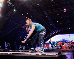 Coldplay partage "In-Between", un court métrage explorant la crise des réfugiés sur des chansons de "Moon Music"