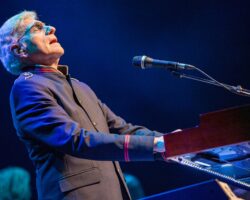 Dennis DeYoung de Styx dit que les artistes doivent être « incapables ou morts » avant d'être honorés au Rock and Roll Hall of Fame