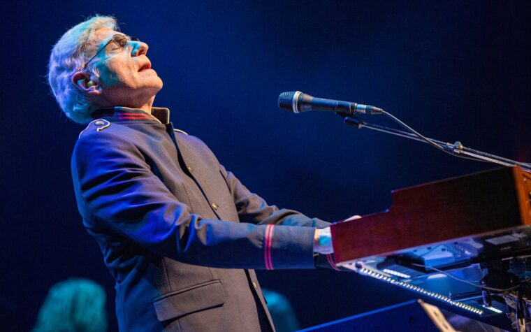 Dennis DeYoung de Styx dit que les artistes doivent être « incapables ou morts » avant d'être honorés au Rock and Roll Hall of Fame