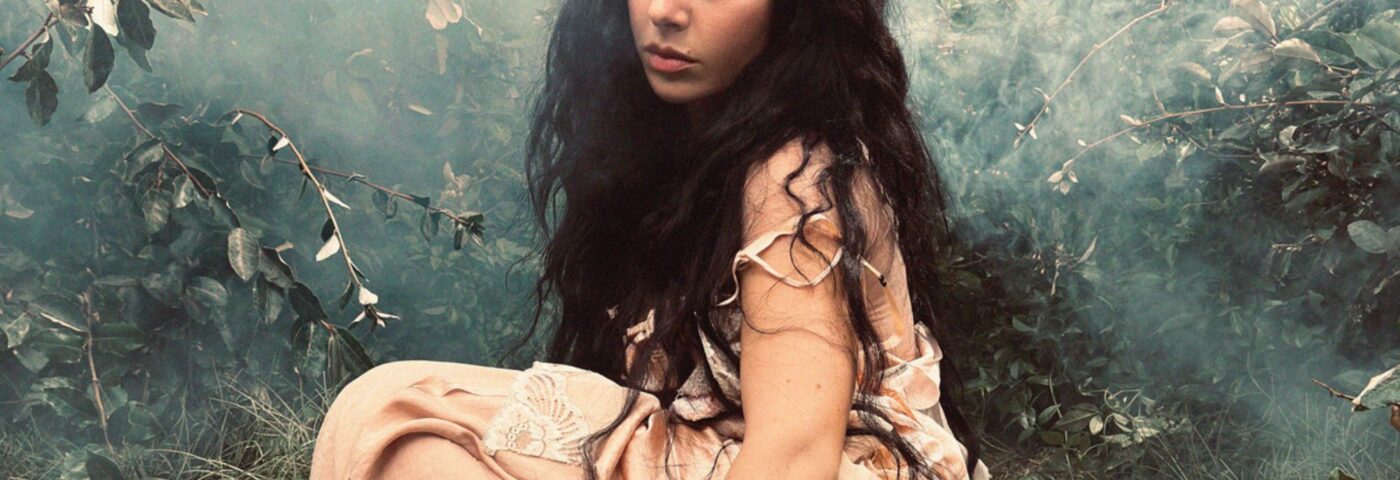 Écoutez la nouvelle chanson gothique de Charli XCX, « Chains Of Love » de « Wuthering Heights »