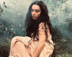 Écoutez la nouvelle chanson gothique de Charli XCX, « Chains Of Love » de « Wuthering Heights »