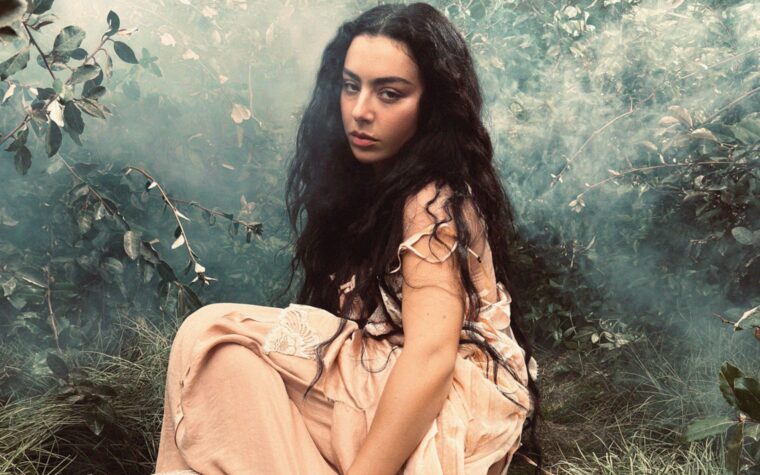 Écoutez la nouvelle chanson gothique de Charli XCX, « Chains Of Love » de « Wuthering Heights »