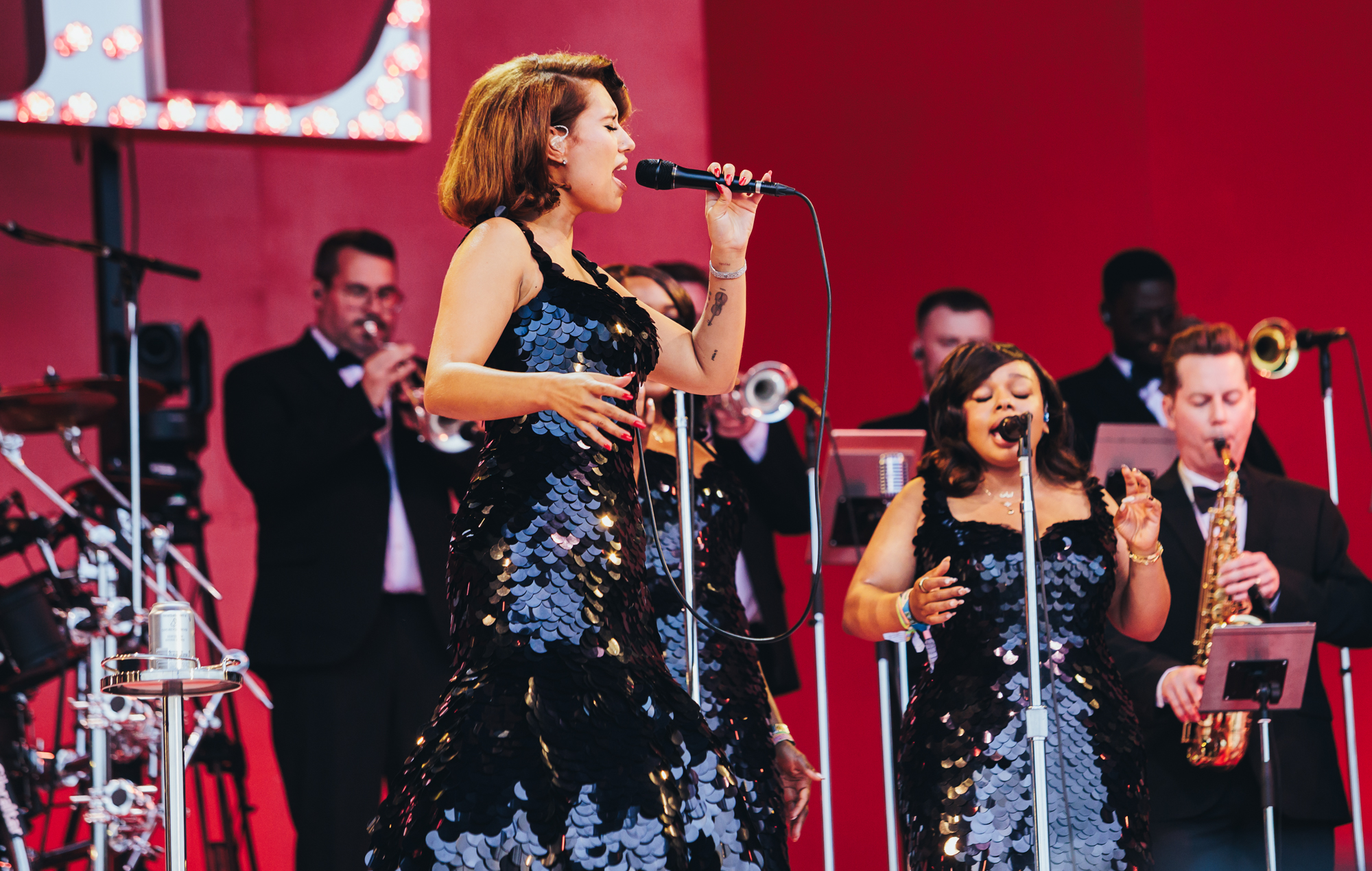 RAYE en direct à Glastonbury 2025, photo d'Andy Ford