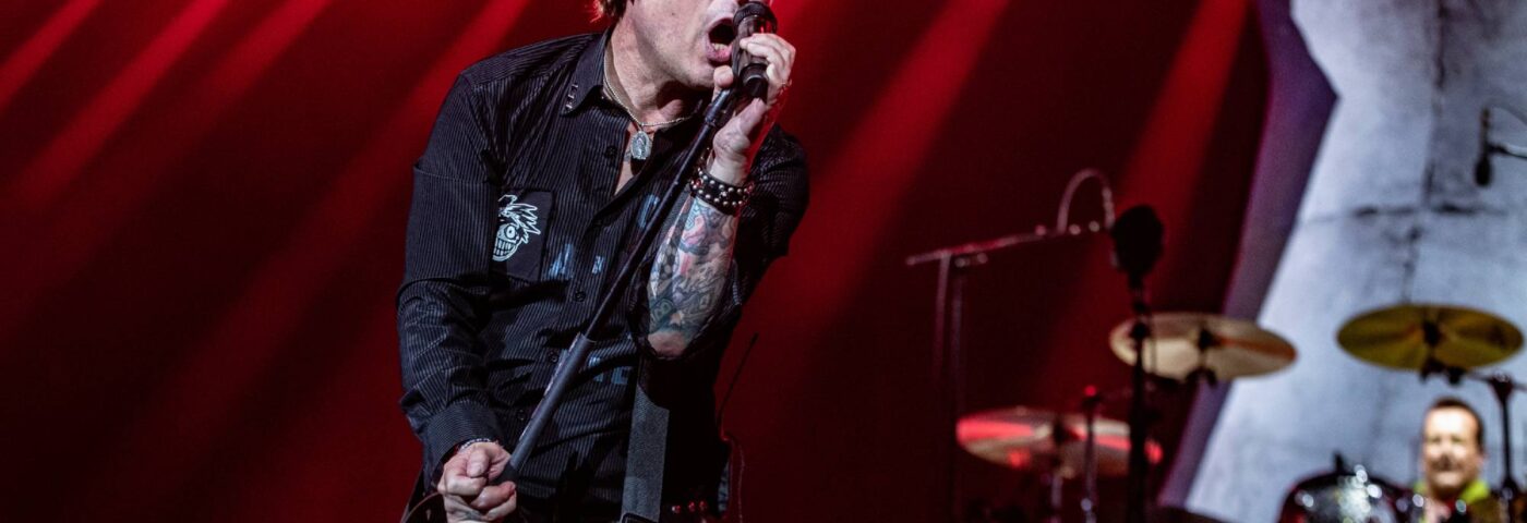 Green Day célèbre « tout le chaos » de l’ère des « Sauveurs » avec la nouvelle vidéo « Suzie Chapstick »