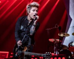 Green Day célèbre « tout le chaos » de l’ère des « Sauveurs » avec la nouvelle vidéo « Suzie Chapstick »