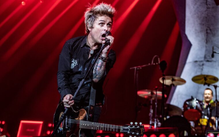 Green Day célèbre « tout le chaos » de l’ère des « Sauveurs » avec la nouvelle vidéo « Suzie Chapstick »