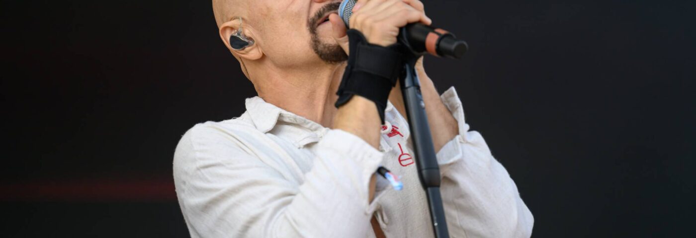 James annonce le tout premier documentaire autorisé « Getting Away With It »