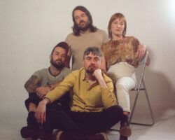 Joyeux Halloween – voici la reprise obsédante de Lankum de « Ghost Town » des Specials