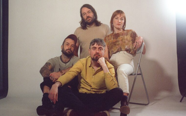 Joyeux Halloween – voici la reprise obsédante de Lankum de « Ghost Town » des Specials