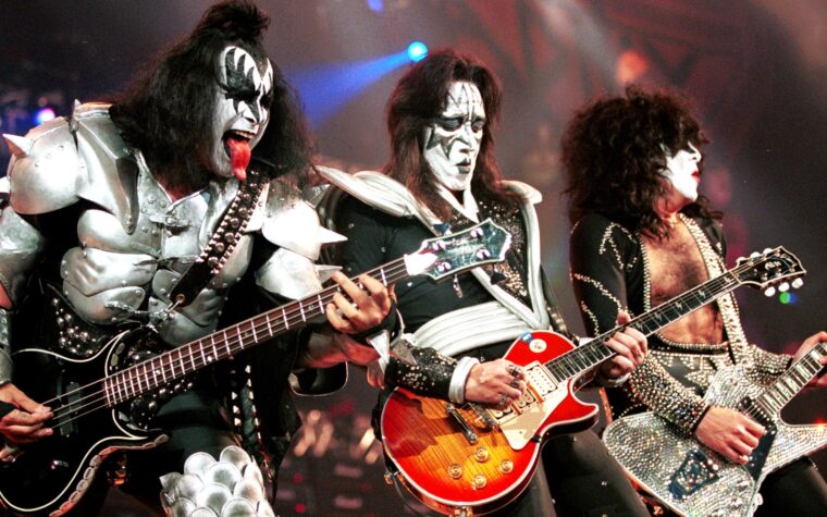 La guitare « fumeur » d'Ace Frehley de sa dernière tournée KISS sera mise aux enchères