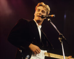 Le chanteur de Living In A Box, Richard Darbyshire, est décédé à l'âge de 65 ans alors que ses anciens camarades du groupe lui rendent hommage