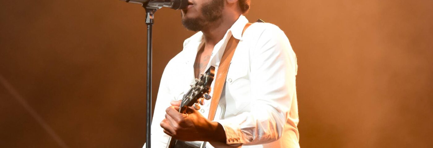 Leon Bridges et Norah Jones partagent un nouveau single festif « This Christmas I'm Coming Home »