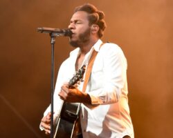 Leon Bridges et Norah Jones partagent un nouveau single festif « This Christmas I'm Coming Home »