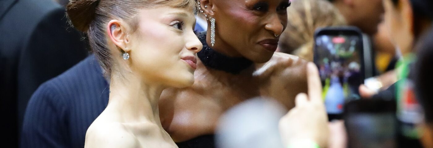 Première de For Good alors que les fans chargent le chanteur