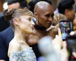 Première de For Good alors que les fans chargent le chanteur