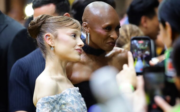 Première de For Good alors que les fans chargent le chanteur