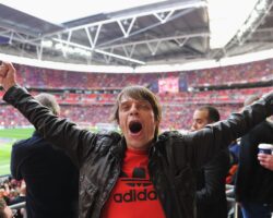 Primal Scream rend hommage après que Manchester United et ses fans aient honoré Mani : "Sa lumière brille"