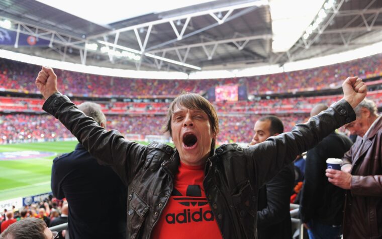 Primal Scream rend hommage après que Manchester United et ses fans aient honoré Mani : "Sa lumière brille"