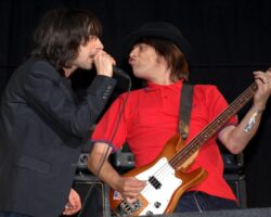 Primal Scream rend hommage au regretté bassiste Mani lors du concert du Manchester Warehouse Project