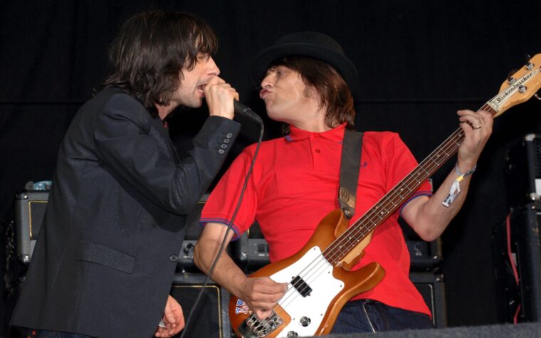 Primal Scream rend hommage au regretté bassiste Mani lors du concert du Manchester Warehouse Project