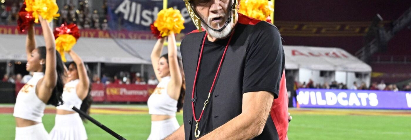 Regardez Mick Fleetwood interpréter « Tusk » de Fleetwood Mac avec la fanfare de l’USC