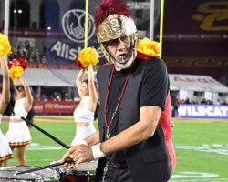 Regardez Mick Fleetwood interpréter « Tusk » de Fleetwood Mac avec la fanfare de l’USC