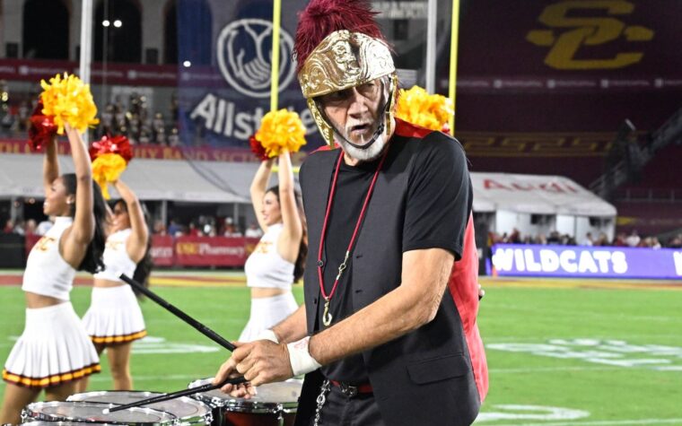 Regardez Mick Fleetwood interpréter « Tusk » de Fleetwood Mac avec la fanfare de l’USC