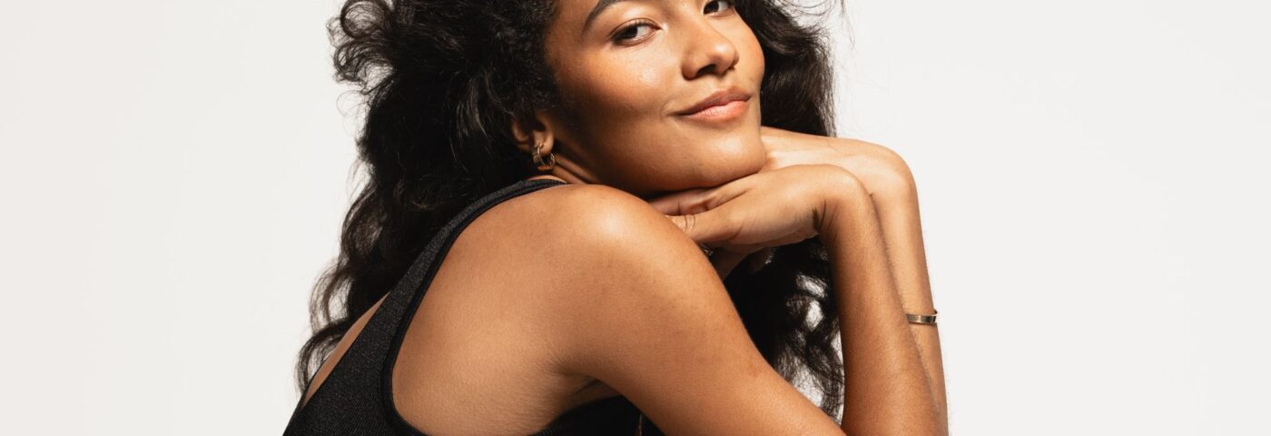 Regardez Olivia Dean interpréter « Man I Need » et « Let Alone the One You Love » sur « SNL »