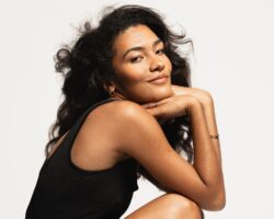 Regardez Olivia Dean interpréter « Man I Need » et « Let Alone the One You Love » sur « SNL »