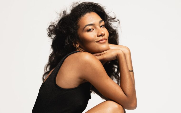 Regardez Olivia Dean interpréter « Man I Need » et « Let Alone the One You Love » sur « SNL »