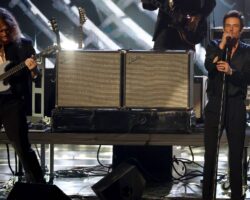 Regardez The Killers reprendre "Lawyers, Guns And Money" de Warren Zevon lors de la cérémonie du Rock And Roll Hall Of Fame 2025