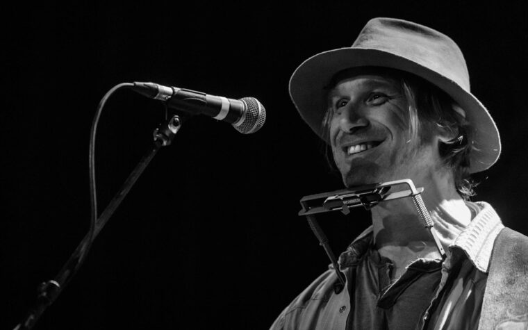 Todd Snider, auteur-compositeur-interprète influent de country alternatif, est décédé à l'âge de 59 ans
