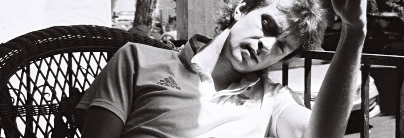 Lasse Lokøy partage le single indépendant « Lots Of People Here » et annonce le nouvel album « & The Roommates »