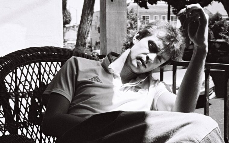 Lasse Lokøy partage le single indépendant "Lots Of People Here" et annonce le nouvel album "& The Roommates"