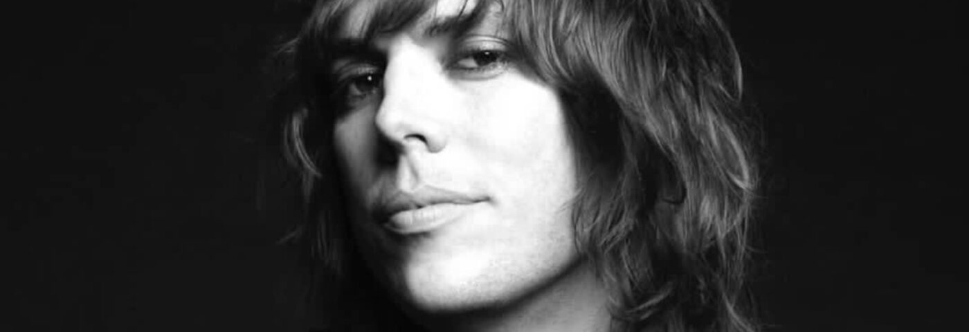 Écoutez la version « dépouillé » et triste du leader des Struts, Luke Spiller, sur « Merry Xmas Everybody » de Slade