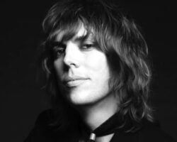 Écoutez la version « dépouillé » et triste du leader des Struts, Luke Spiller, sur « Merry Xmas Everybody » de Slade