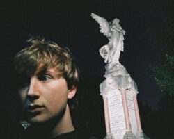 une voix générationnelle émerge de l’œil du cyclone