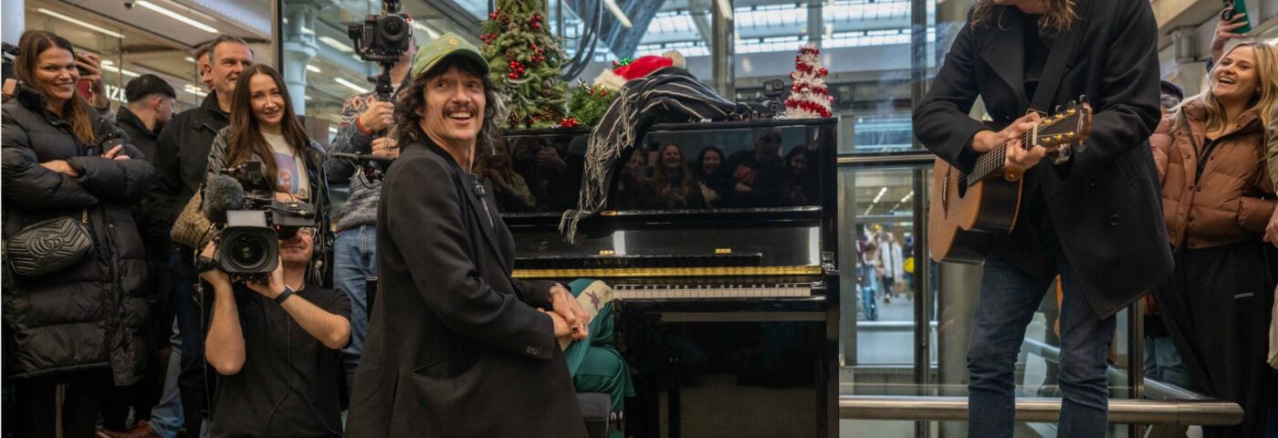 The Darkness sur sa participation à Noël et « l'un des derniers groupes de rock'n'roll »