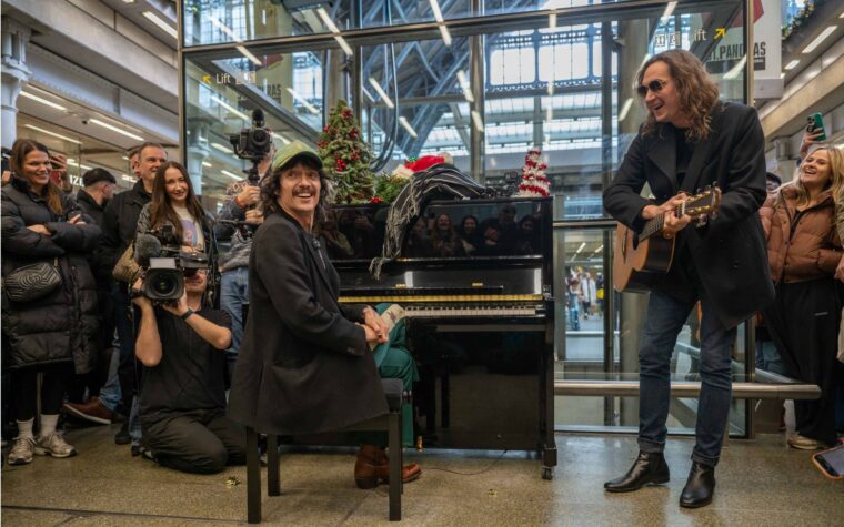 The Darkness sur sa participation à Noël et "l'un des derniers groupes de rock'n'roll"