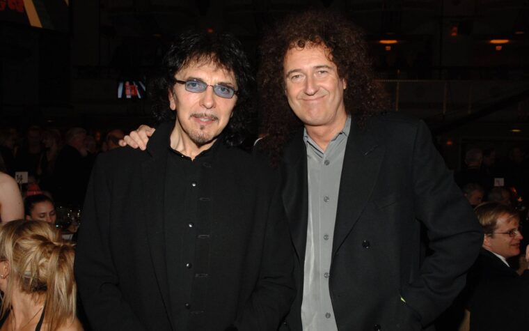Brian May de Queen offre à Tony Iommi de Black Sabbath sa version de la réplique de guitare Red Special pour gaucher Brian May de Queen offre à Tony Iommi de Black Sabbath sa version de la réplique de guitare Red Special pour gaucher