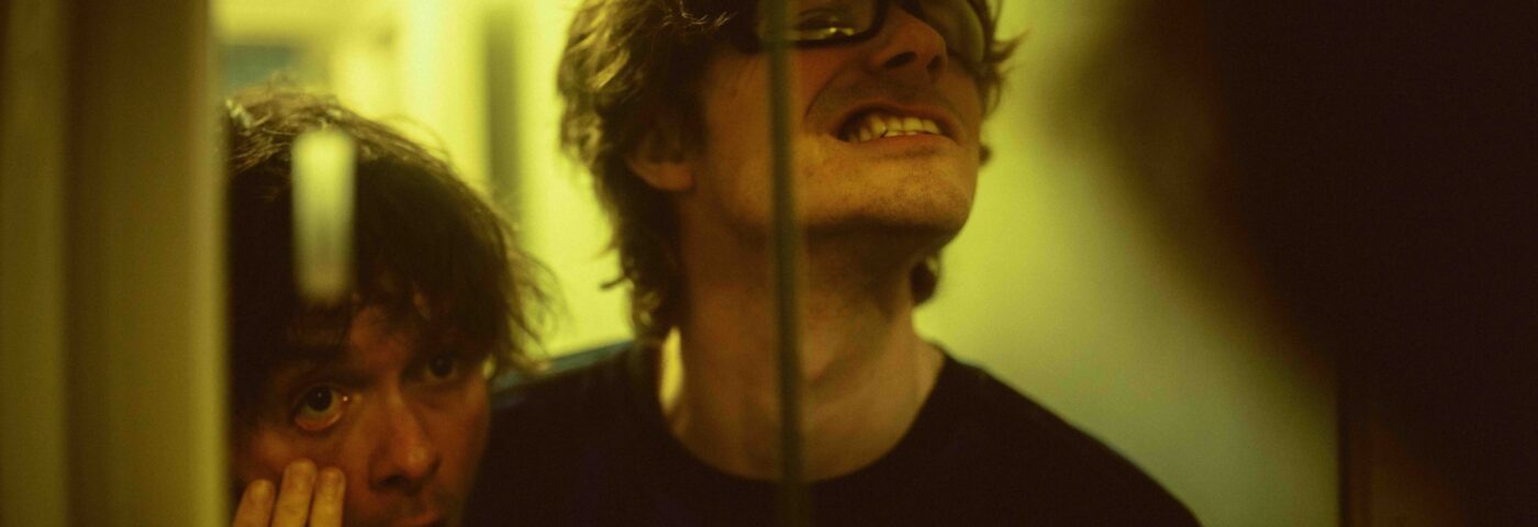 Dead Dads Club – le nouveau groupe de Chilli Jesson des Palma Violets – partage son nouveau single « Volatile Child », produit par Fontaines DC