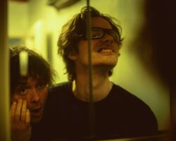 Dead Dads Club – le nouveau groupe de Chilli Jesson des Palma Violets – partage son nouveau single « Volatile Child », produit par Fontaines DC