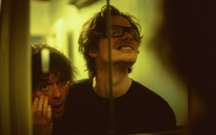 Dead Dads Club – le nouveau groupe de Chilli Jesson des Palma Violets – partage son nouveau single « Volatile Child », produit par Fontaines DC