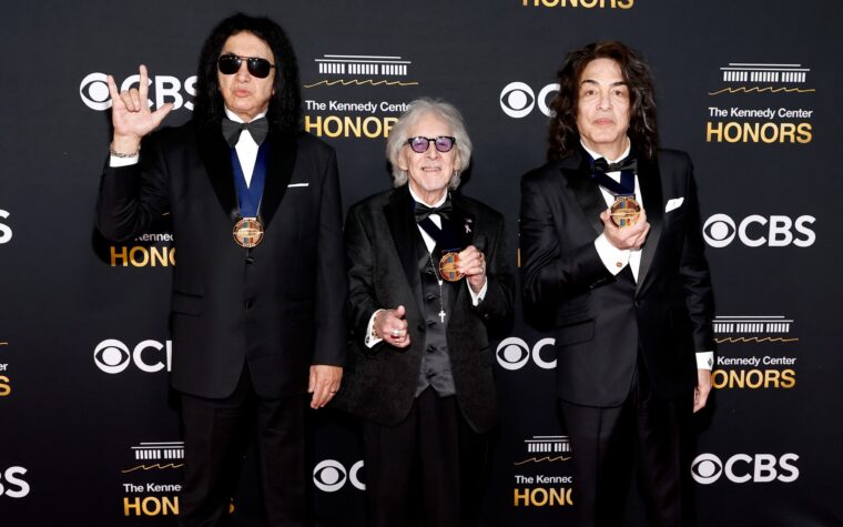 Dee Snider s'en prend aux « gens qui parlent de merde » KISS pour avoir accepté les médailles d'honneur du Kennedy Center de Donald Trump Dee Snider s'en prend aux « gens qui parlent de merde » KISS pour avoir accepté les médailles d'honneur du Kennedy Center de Donald Trump