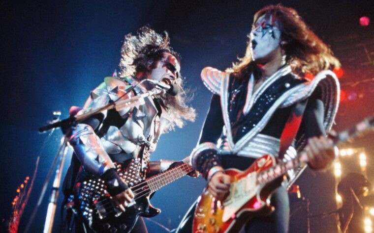 Gene Simmons revient sur ses propos sur la mort d'Ace Frehley : « J'avais tort » Gene Simmons revient sur ses propos sur la mort d'Ace Frehley : « J'avais tort »