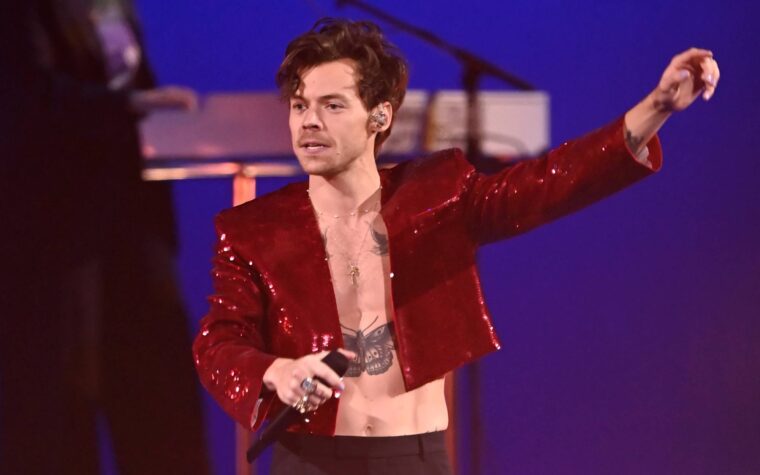 Harry Styles partage une vidéo surprise d'une ballade instrumentale au piano du spectacle final de 2023 Harry Styles partage une vidéo surprise d'une ballade instrumentale au piano du spectacle final de 2023