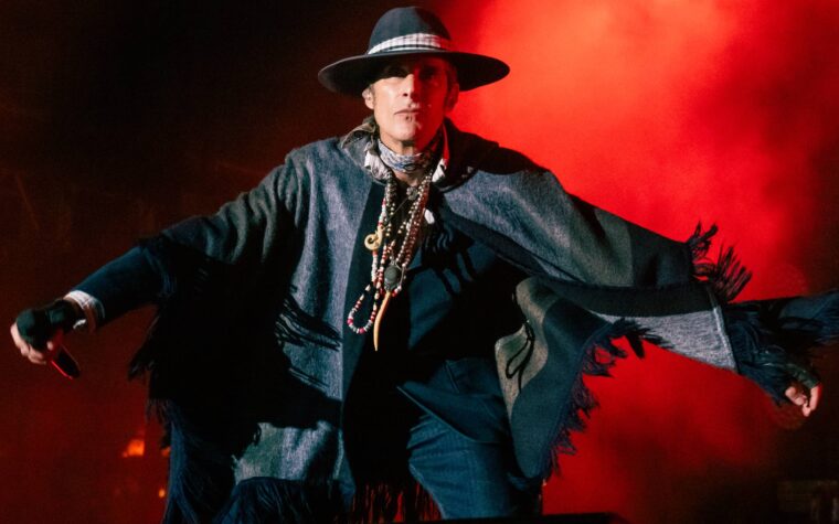 Jane's Addiction dit qu'ils se sont « réunis une dernière fois pour résoudre nos différends » alors que Perry Farrell s'excuse pour l'altercation sur scène à Boston Jane's Addiction dit qu'ils se sont « réunis une dernière fois pour résoudre nos différends » alors que Perry Farrell s'excuse pour l'altercation sur scène à Boston