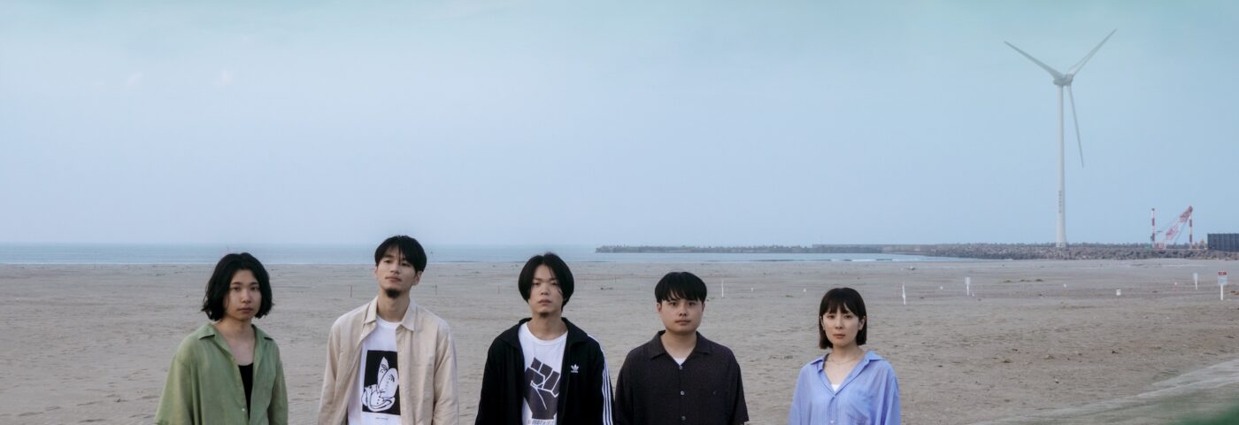 Kurayamisaka raconte des histoires avec un bonheur sincère et époustouflant de l'underground fougueux du Japon