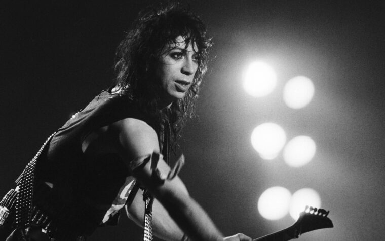 L'ancien guitariste de KISS, Vinnie Vincent, défend la vente d'un nouveau CD single pour 225 $ L'ancien guitariste de KISS, Vinnie Vincent, défend la vente d'un nouveau CD single pour 225 $